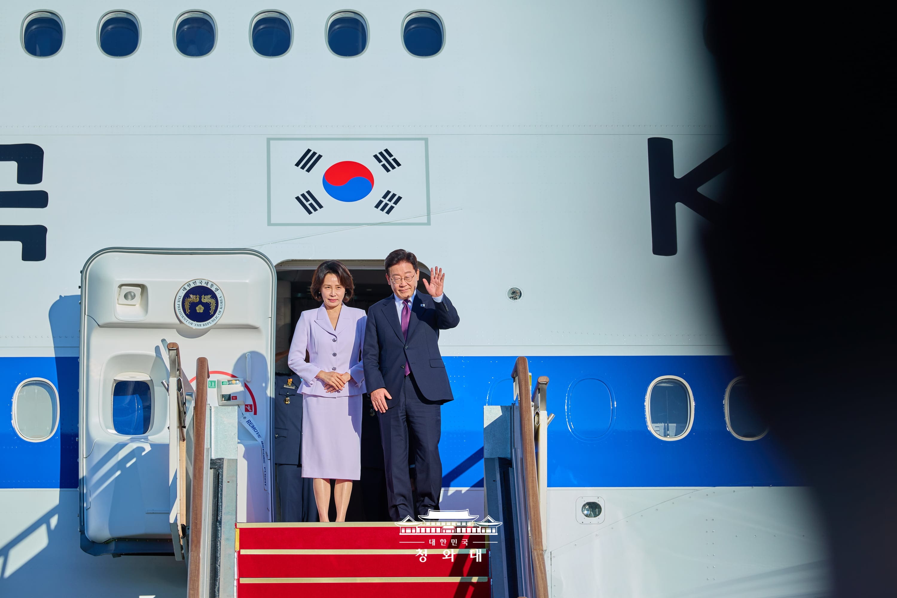 Presiden Lee Jae Myung dan Ibu Negara Kim Hea Kyung menyapa dari pesawat kepresidenan Air Force One pada tanggal 21 September 2026 di Pangkalan Udara Seoul, Kota Seongnam, Provinsi Gyeonggi. Hari itu mereka berangkat untuk menghadiri Sidang Umum PBB dan melakukan kunjungan kenegaraan ke Meksiko. (Cheong Wa Dae)