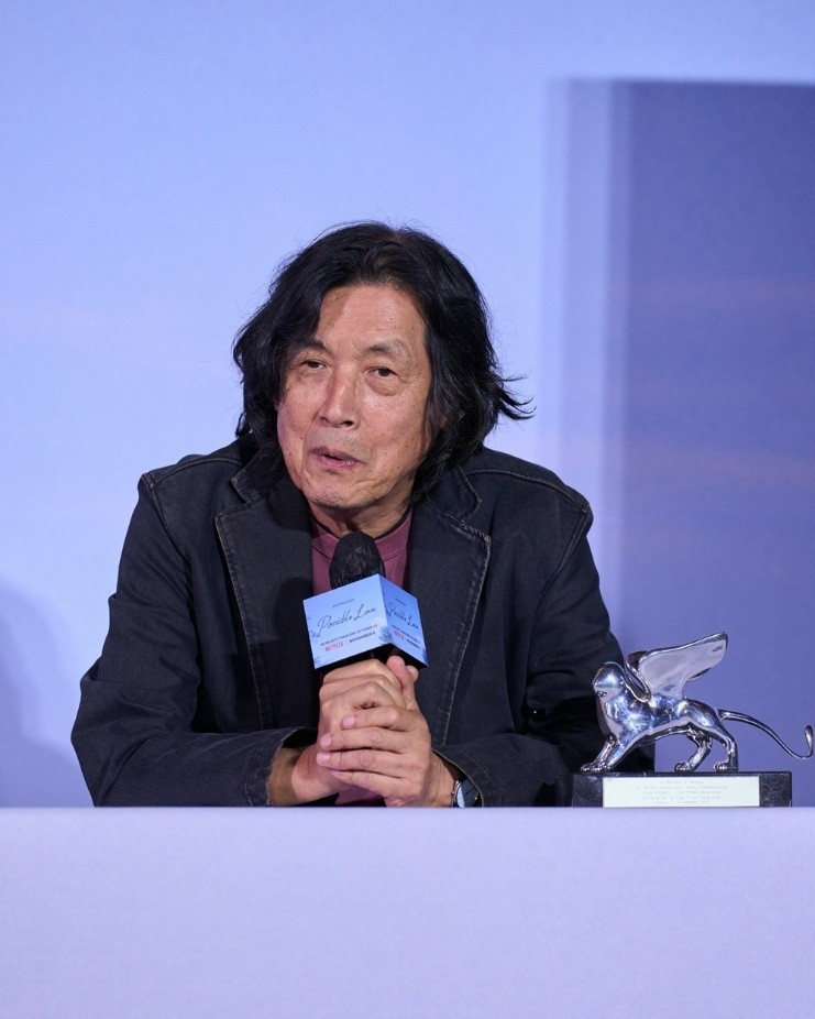 Sutradara Lee Chang-dong menjawab pertanyaan wartawan dalam pkonferensi pers film Possible Love yang digelar pada tanggal 21 September 2026 di CGV Yongsan I&rsquo;Park Mall, Yongsan-gu, Seoul.