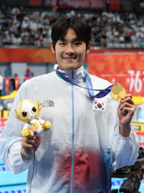 Perenang Kim Youngbeom memegang medali emas. (Akun Instagram Kim Youngbeom)