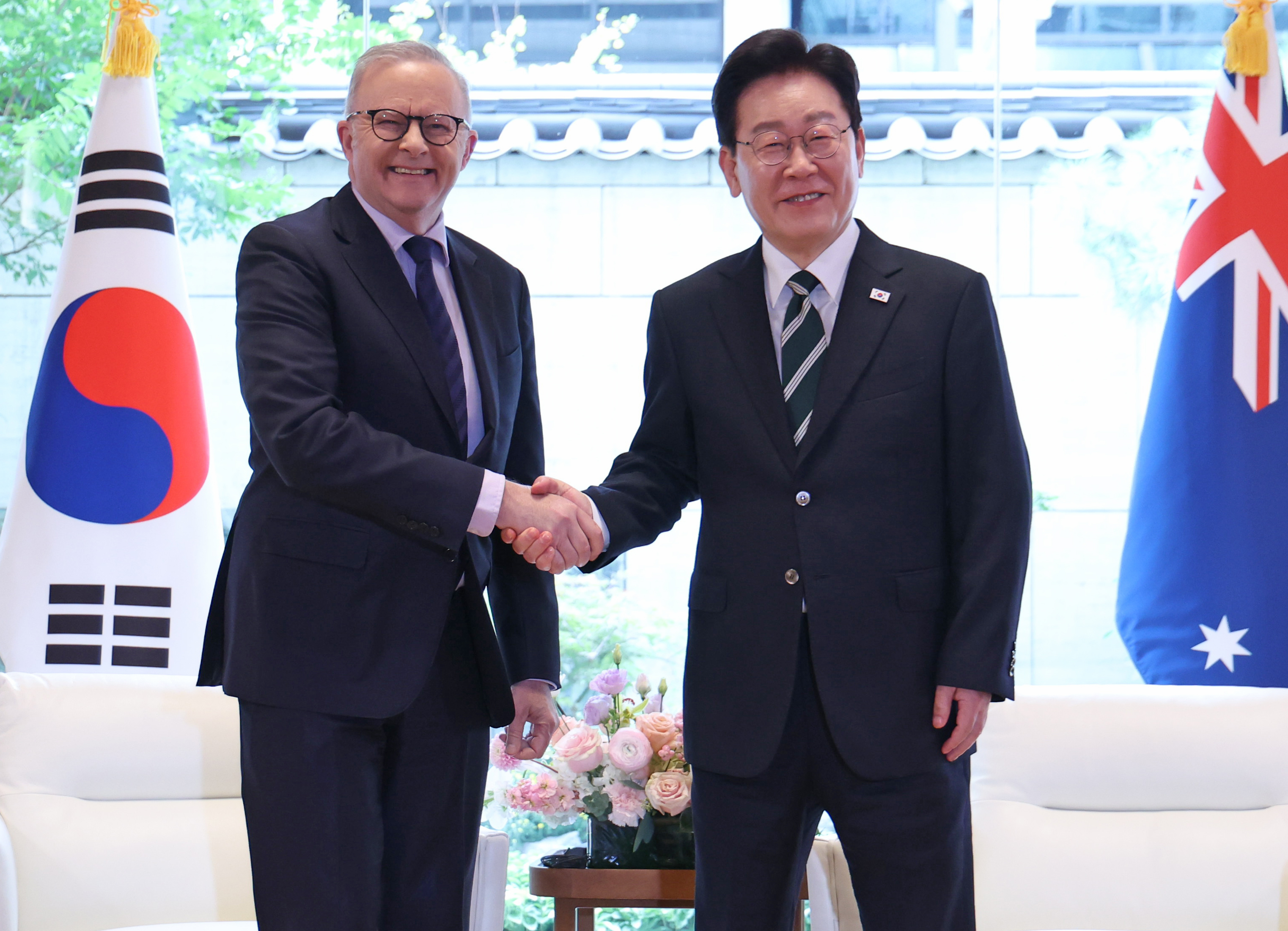 Presiden Lee Jae Myung (kanan) berjabat tangan dengan Perdana Menteri Australia Anthony Albanese menjelang pertemuan bilateral di Ban Ki-moon Hall, Perwakilan Tetap Korea untuk PBB di New York, Amerika Serikat, pada tanggal 22 September 2026 (waktu setempat). (Yonhap News)