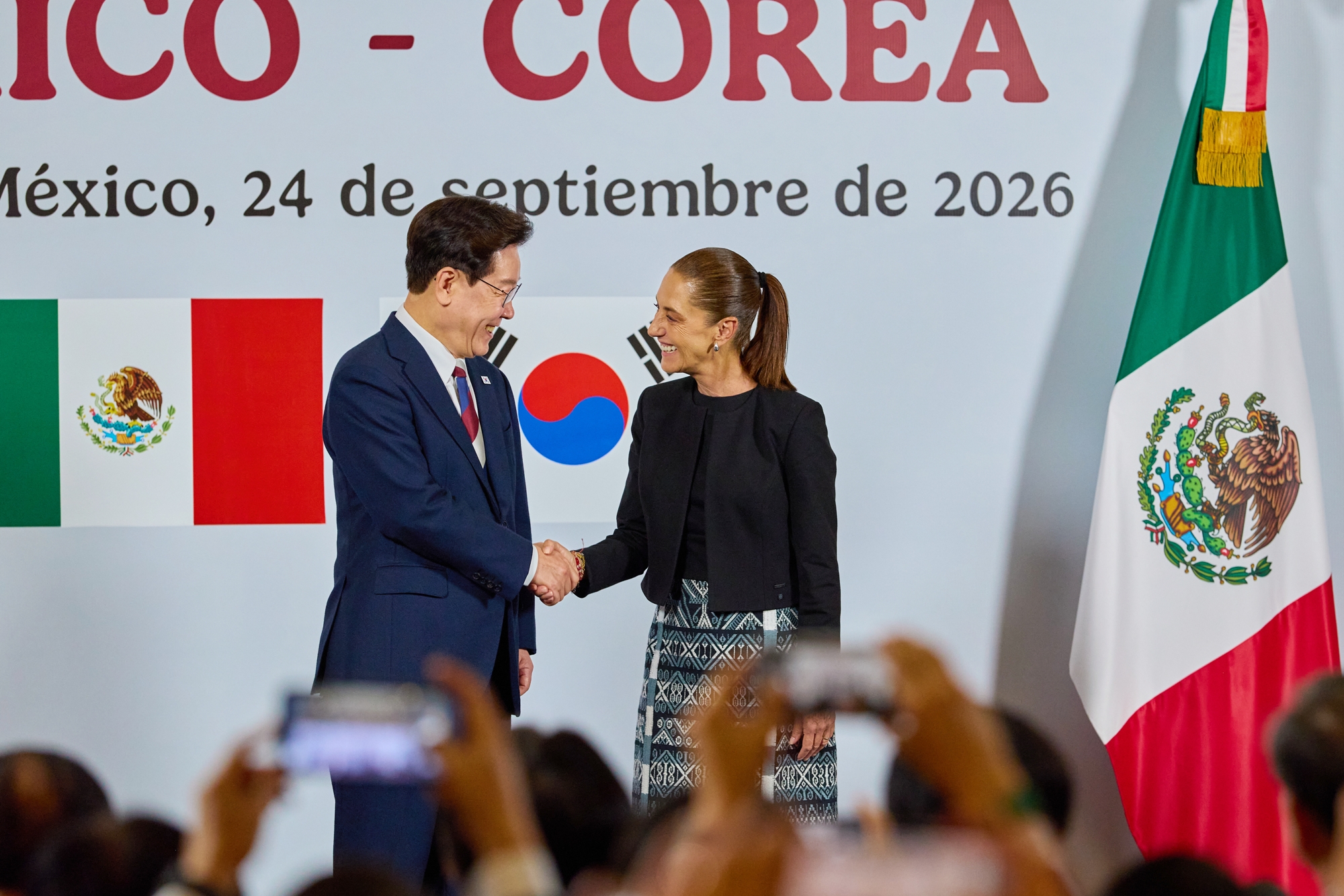 Presiden Lee Jae Myung (kiri) dan Presiden Meksiko, Claudia Sheinbaum, berjabat tangan setelah menyampaikan pernyataan pers bersama pada tanggal 24 September 2026 (waktu setempat) di Istana Kepresidenan, Kota Meksiko. 