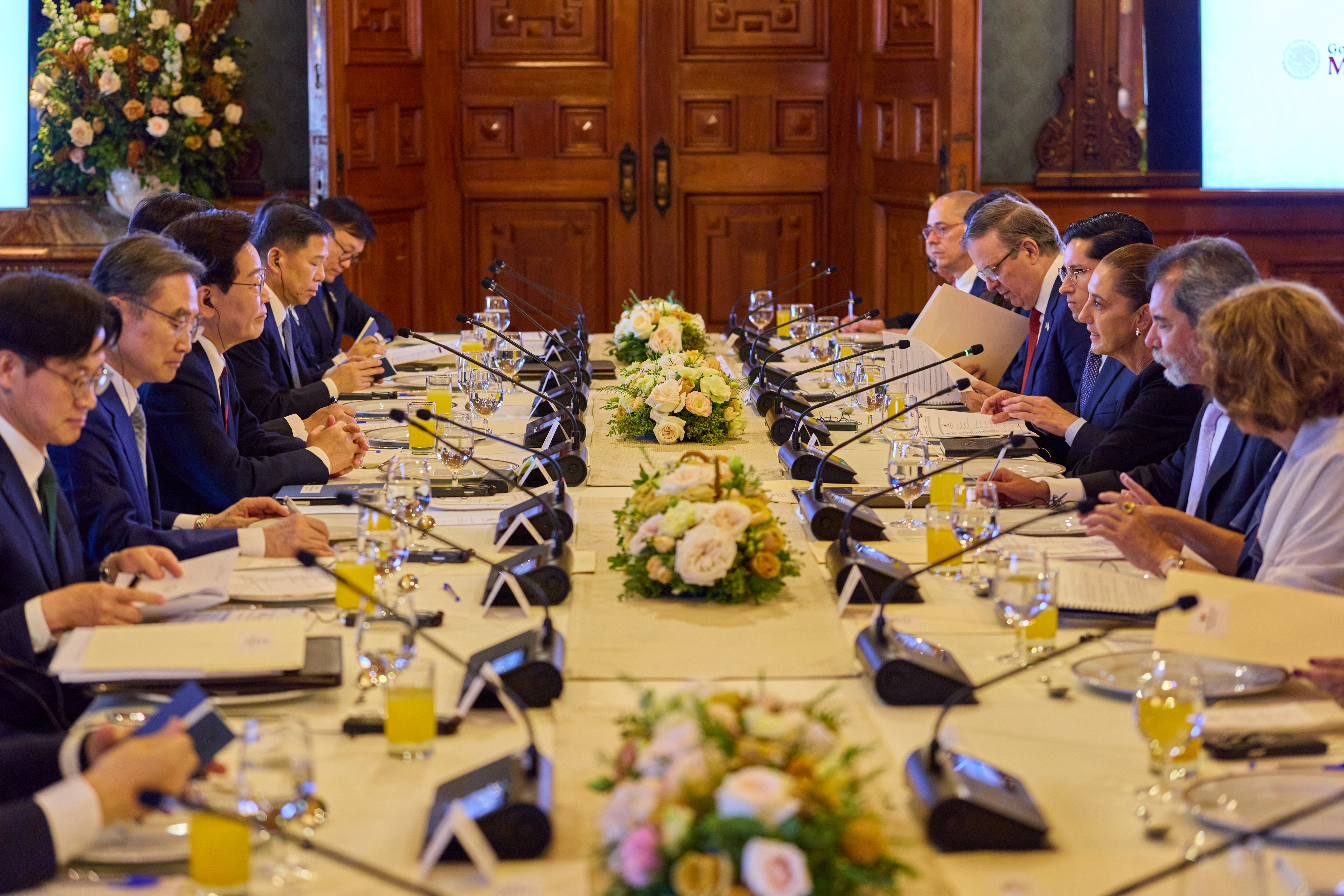 Presiden Lee Jae Myung (ketiga dari kiri) dan Presiden Meksiko, Claudia Sheinbaum (ketiga dari kanan), mengadakan pertemuan bilateral bersama delegasi masing-masing pada tanggal 24 September 2026 (waktu setempat) di Istana Kepresidenan, Kota Meksiko.