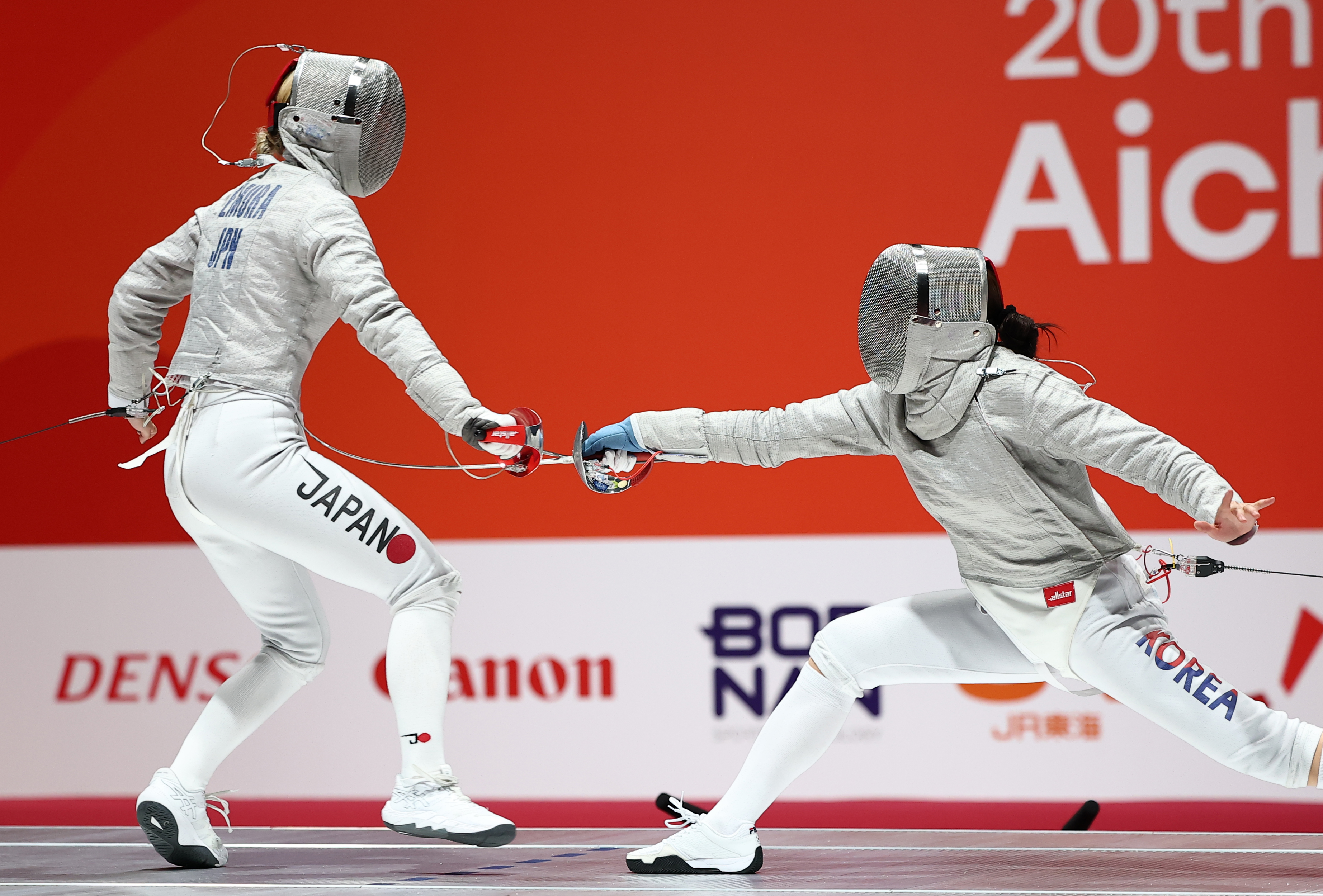 Seo Jiyeon menyerang Misaki Emura dalam pertandingan final nomor sabel beregu putri Asian Games Aichi-Nagoya 2026 antara Korea dengan Jepang yang berlangsung pada tanggakl 27 September 2026 di Aichi Sky Expo, Kota Tokoname, Prefektur Aichi, Jepang.