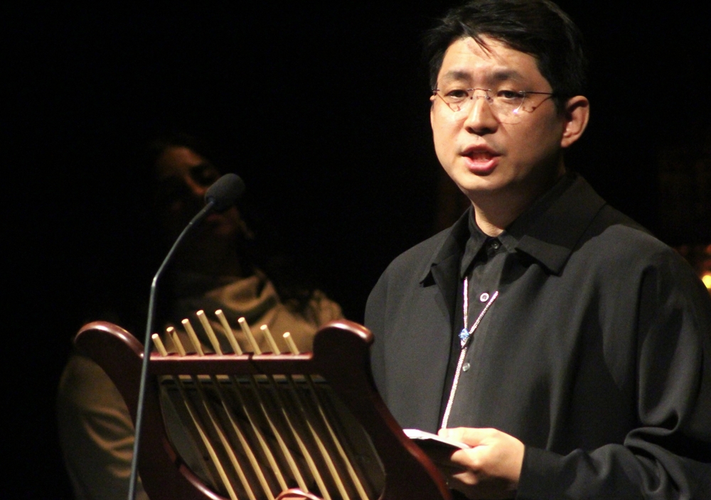 Sutradara teater Koo Jaha menyampaikan pidato usai menerima International Ibsen Award di National Theatre Oslo, Norwegia, pada tanggal 26 September 2026 (waktu setempat). (Yonhap News)