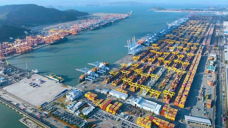 Rancangan pedoman keselamatan bagi sistem penangkapan dan penyimpanan karbon di kapal (OCCS) yang diajukan Korea telah dipilih Organisasi Maritim Internasional (IMO) sebagai dokumen dasar untuk mengembangkan standar internasional. Foto di atas memperlihatkan Pelabuhan Baru Busan dari udara. (Otoritas Pelabuhan Busan)