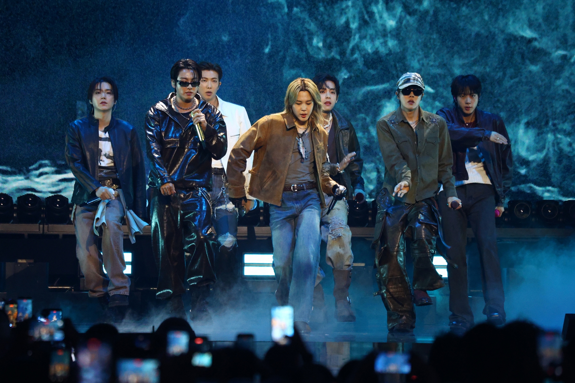 BTS meraih tiga penghargaan dalam MTV Video Music Awards (VMA) 2026 yang digelar pada tanggal 27 September 2026 (waktu setempat) di Peacock Theater, Los Angeles, Amerika Serikat, Foto memperlihatkan BTS saat tampil dalam iHeartRadio Music Festival 2026 pada tanggal 18 September 2026 (waktu setempat) di T-Mobile Arena, Las Vegas, AS.
