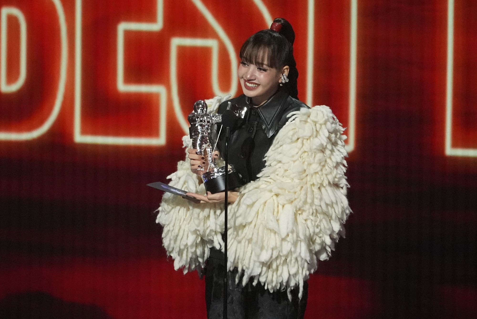 Lisa BLACKPINK menyampaikan kata sambutan setelah menerima penghargaan Best Pop dalam MTV VMA 2026 pada tanggal 27 September 2026 (waktu setempat) di Peacock Theater, Los Angeles, Amerika Serikat.  