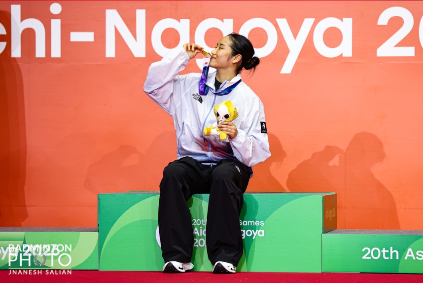 An Se Young mencium medali emas usai menjuarai nomor tunggal putri bulu tangkis Asian Games Aichi-Nagoya 2026 pada tanggal 29 September di Gimnasium Kota Ichinomiya, Prefektur Aichi, Jepang. (Asosiasi Bulu Tangkis Korea)
