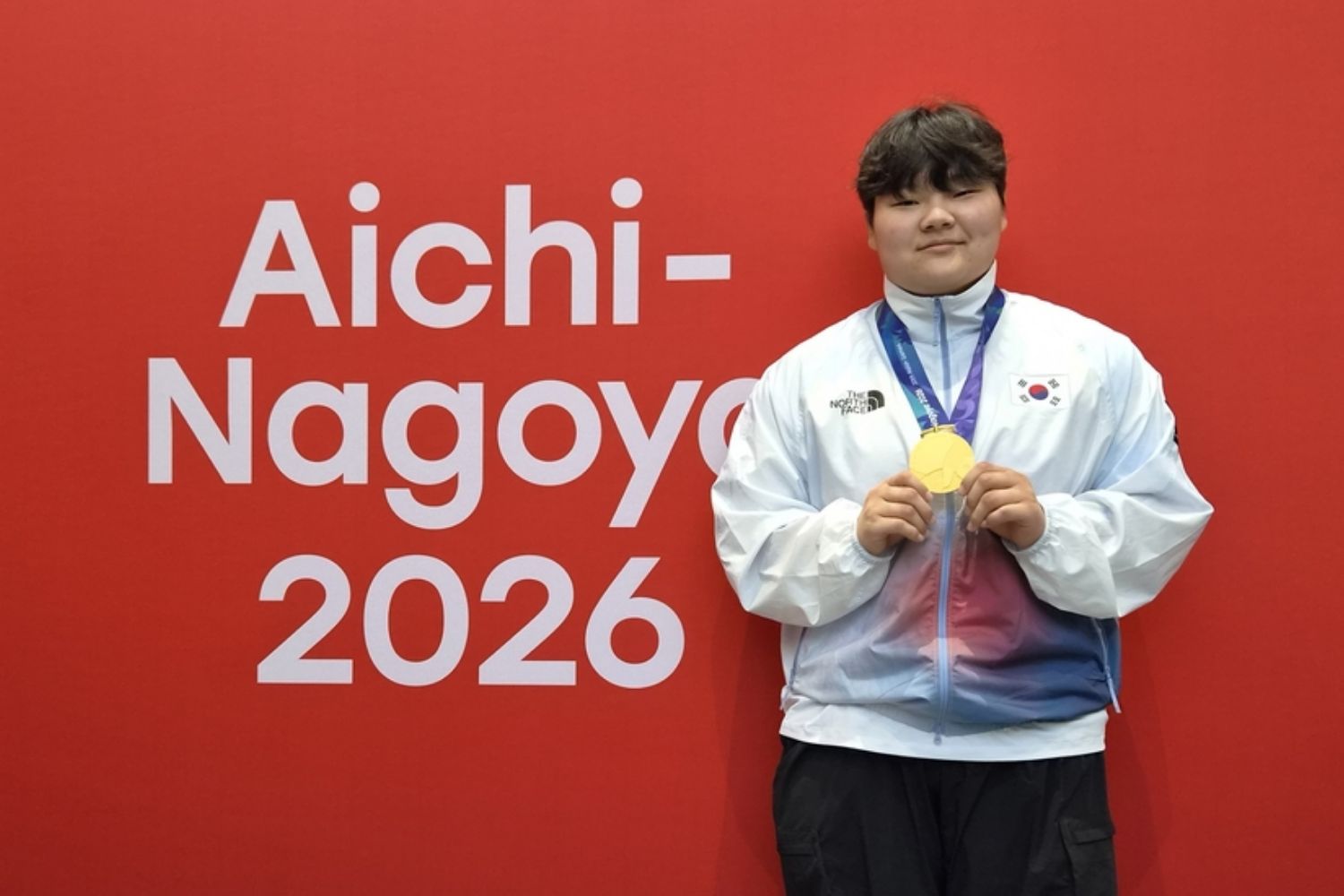 Kim Minyoung mengangkat medali emas usai menjuarai nomor kurash putri kelas +87 kg Asian Games Aichi-Nagoya 2026 pada tanggal 29 September 2026 di Aichi Prefectural Martial Arts Hall, Prefektur Aichi, Jepang. (Yonhap News)