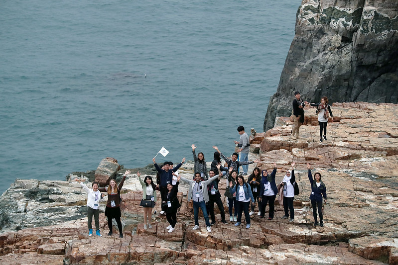 K-Tour Pass mulai diuji coba di Busan pada 1 Oktober 2026. Program ini memungkinkan wisatawan asing menikmati diskon biaya transportasi dan tiket masuk objek wisata sekaligus. Foto di atas menunjukkan wisatawan asing yang berfoto bersama di Taejongdae, Busan. (Korea.net DB)