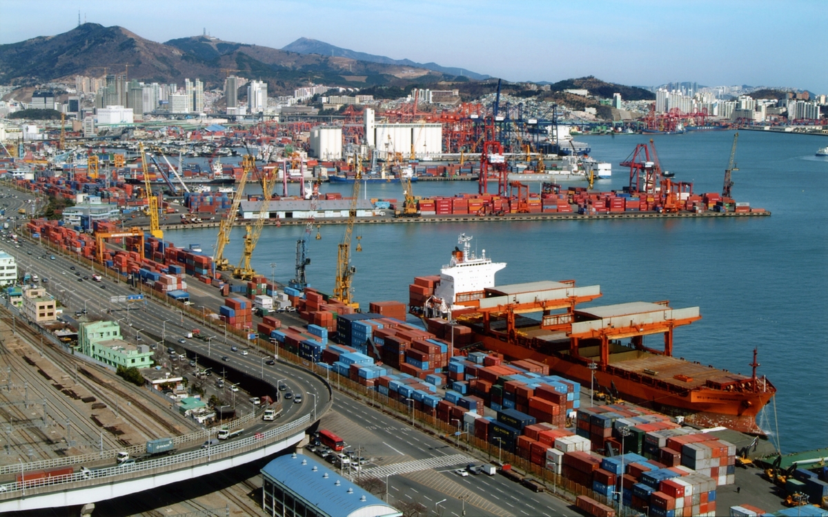 Nilai ekspor Korea pada September 2026 melonjak 83,5% dibandingkan dengan September 2025 menjadi 120,94 miliar dolar AS. Foto di atas menunjukkan tumpukan kontainer di Dermaga Jungang, Pelabuhan Busan. (Otoritas Pelabuhan Busan)