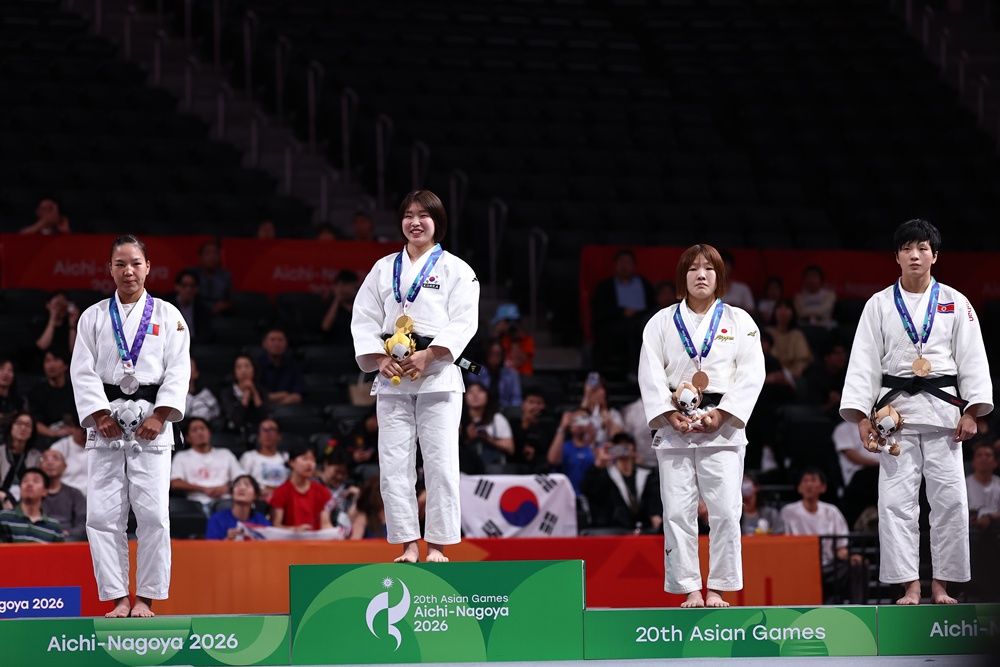 Judoka Korea Heo Mi-mi (kedua dari kiri) tersenyum usai meraih medali emas pada nomor 57 kilogram putri Asian Games Aichi-Nagoya 2026 di Aichi International Arena, Nagoya, Jepang, pada tanggal 1 Oktober 2026. (Yonhap News) 