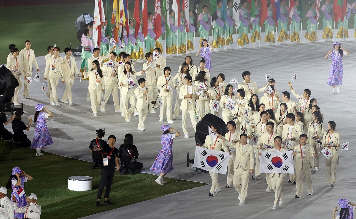Kontingen Korea memasuki arena upacara penutupan Asian Games Aichi-Nagoya 2026 pada tanggal 4 Oktober 2026 di Stadion Atletik Mizuho Park, Nagoya, Jepang. (Yonhap News)