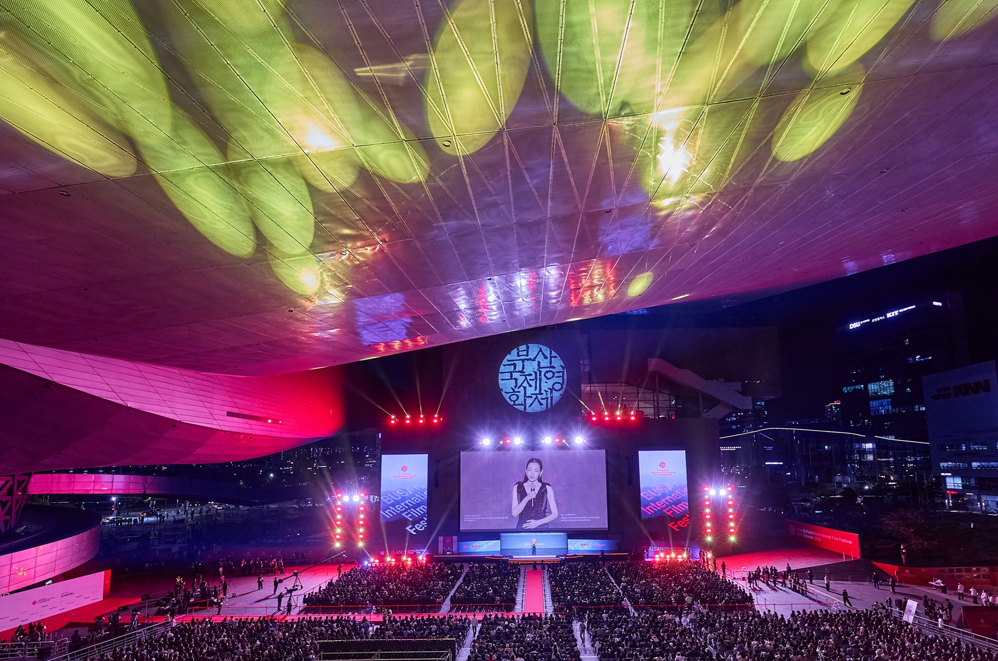 Festival Film Internasional Busan ke-31 dibuka meriah dengan aktris Kim Minha sebagai pembawa acara pada tanggal 6 Oktober 2026 di teater terbuka Busan Cinema Center, Haeundae-gu, Busan. (BIFF)