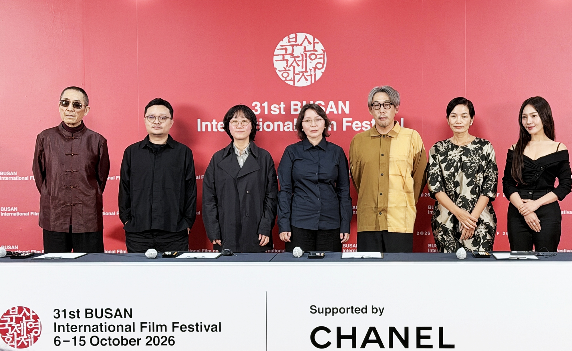 Para juri kategori kompetisi Festival Film Internasional Busan ke-31 berpose dalam konferensi pers pada hari kedua festival, 7 Oktober 2026, di Busan Cinema Center, Haeundae-gu, Busan. Dari kiri ke kanan: sutradara Zhang Yimou selaku ketua dewan juri, sutradara BI Gan, sutradara July Jung, aktris Samal Yeslyamova, sutradara Ishikawa Kei, sutradara Tran Thi Bich Ngoc, dan aktris Moon Choi. (Xu Aiying)