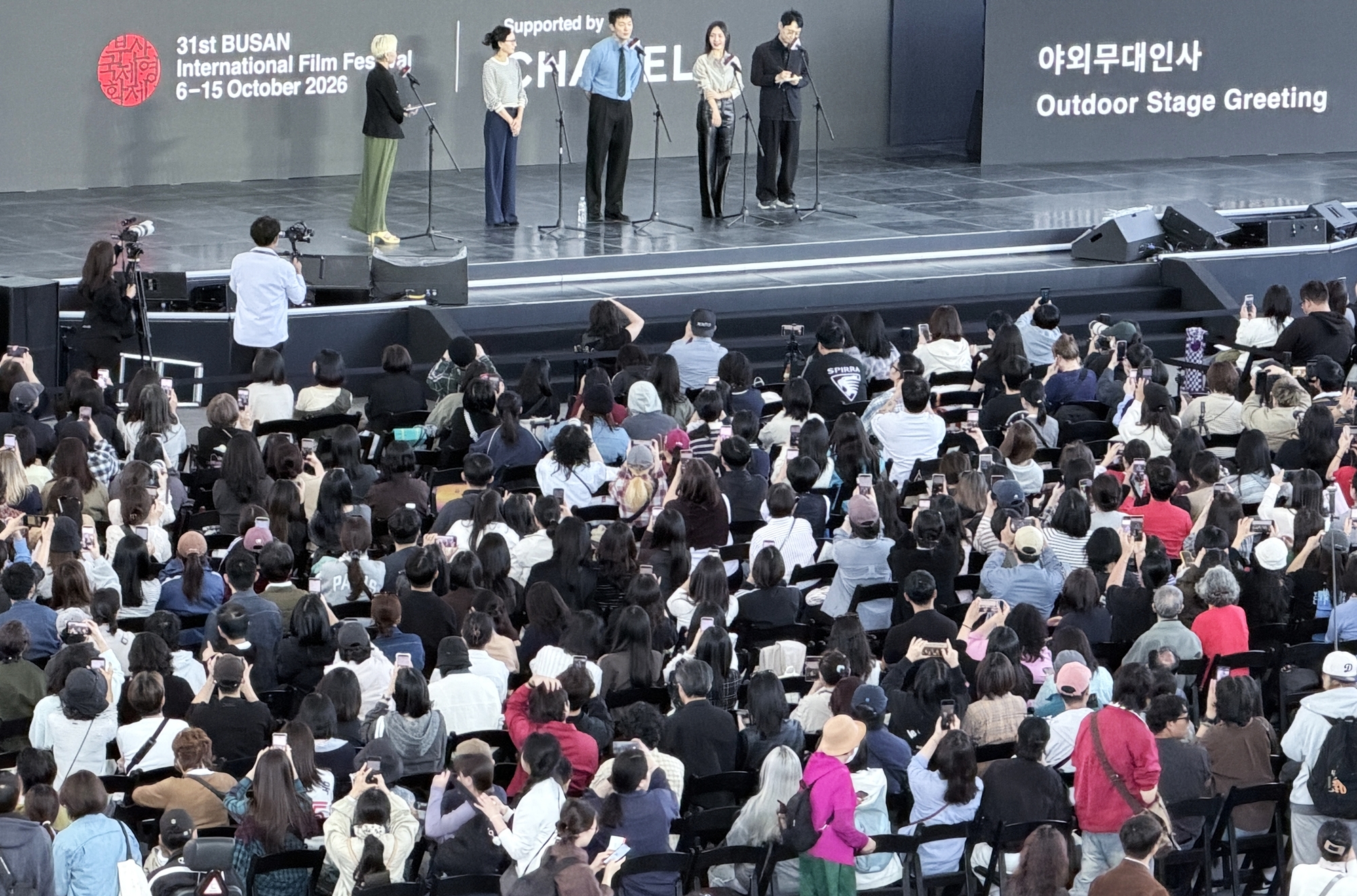 Tim produksi film Bedford Park menyapa penonton dalam sesi temu penonton di panggung terbuka pada tanggal 7 Oktober 2026 di Busan Cinema Center, Haeundae-gu, Busan. (Xu Aiying)