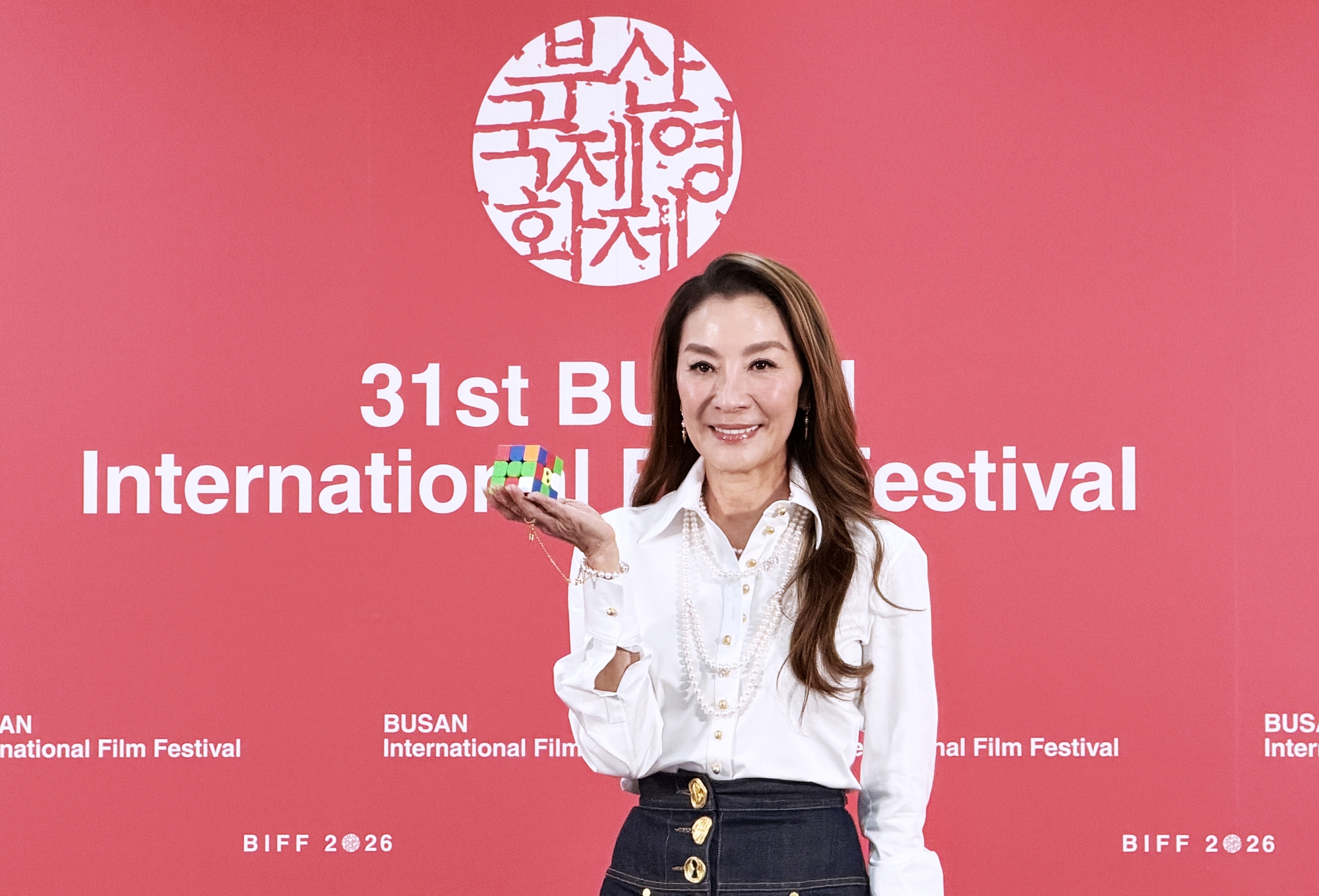 Aktris Malaysia, Michelle Yeoh, berpose dalam konferensi pers penerima penghargaan Sineas Asia Tahun Ini pada BIFF ke-31 yang digelar pada tanggal 7 Oktober 2026 di BIFF Hill, Busan Cinema Center, Haeundae-gu, Busan. (Xu Aiying) 