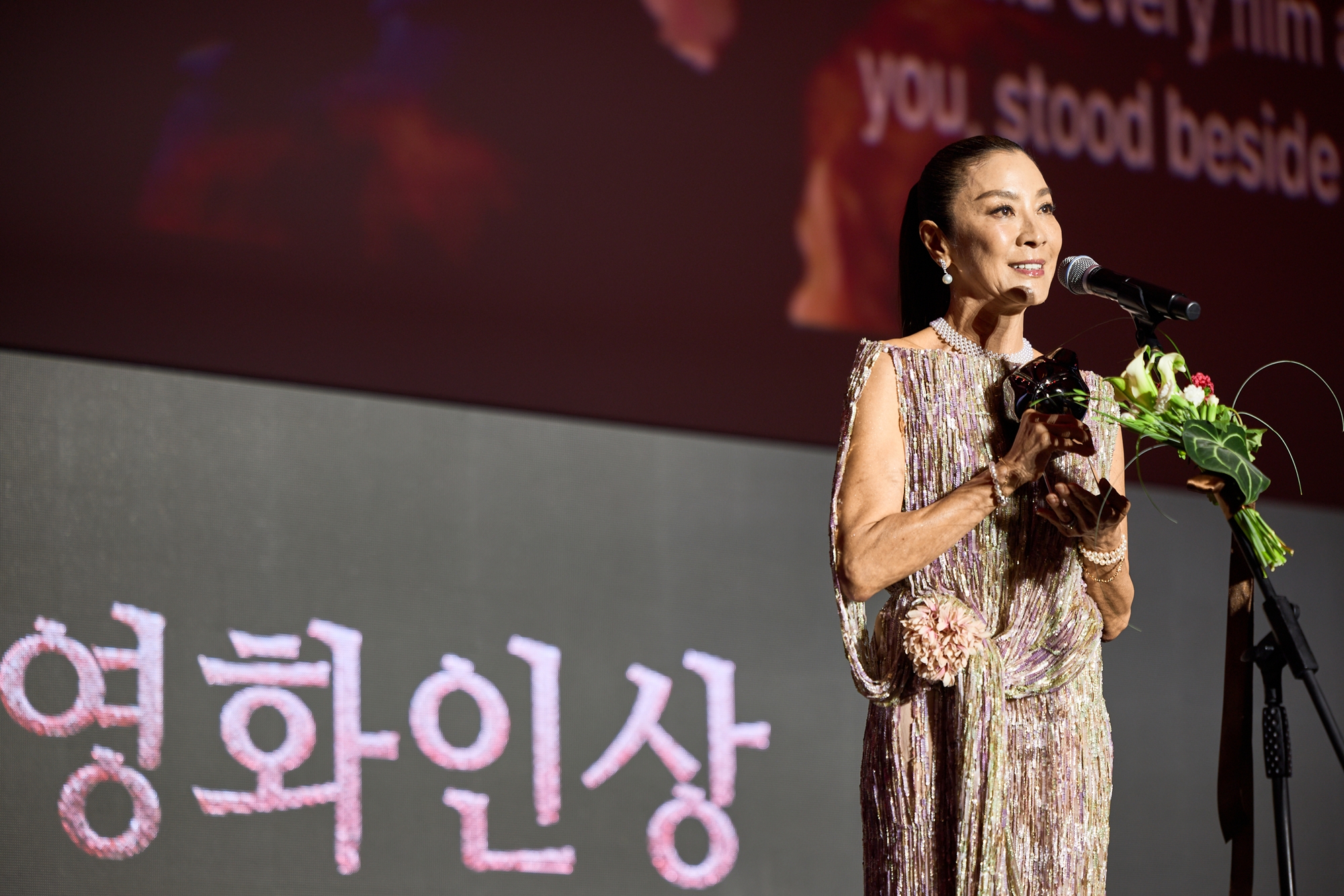 Aktris Malaysia, Michelle Yeoh, menyampaikan sambutan usai menerima penghargaan Sineas Asia Tahun Ini dalam upacara pembukaan BIFF ke-31 pada tanggal 6 Oktober 2026 di Busan Cinema Center, Haeundae-gu, Kota Busan. (BIFF)  