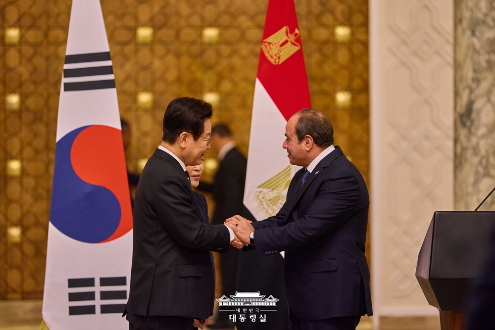 Presiden Lee Jae Myung (kiri) dan Presiden Mesir Abdel Fattah El-Sisi berjabat tangan dalam konferensi pers bersama yang digelar di Istana Kepresidenan Mesir pada November 2025. (Cheong Wa Dae)