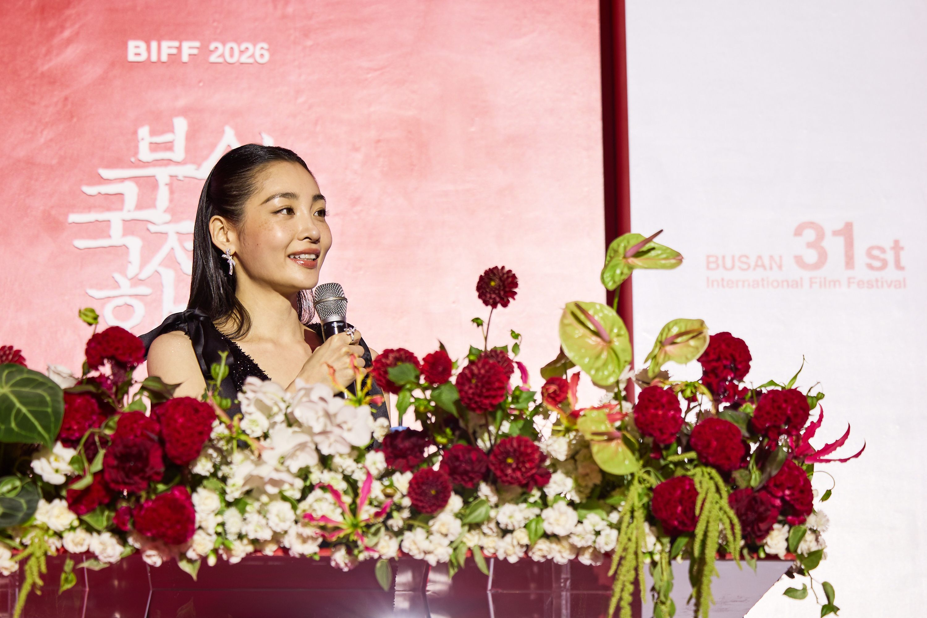 Aktris Kim Minha memandu upacara pembukaan Festival Film Internasional Busan ke-31 sebagai pembawa acara tunggal pada tanggal 6 Oktober 2026 di teater terbuka Busan Cinema Center, Haeundae-gu, Busan.