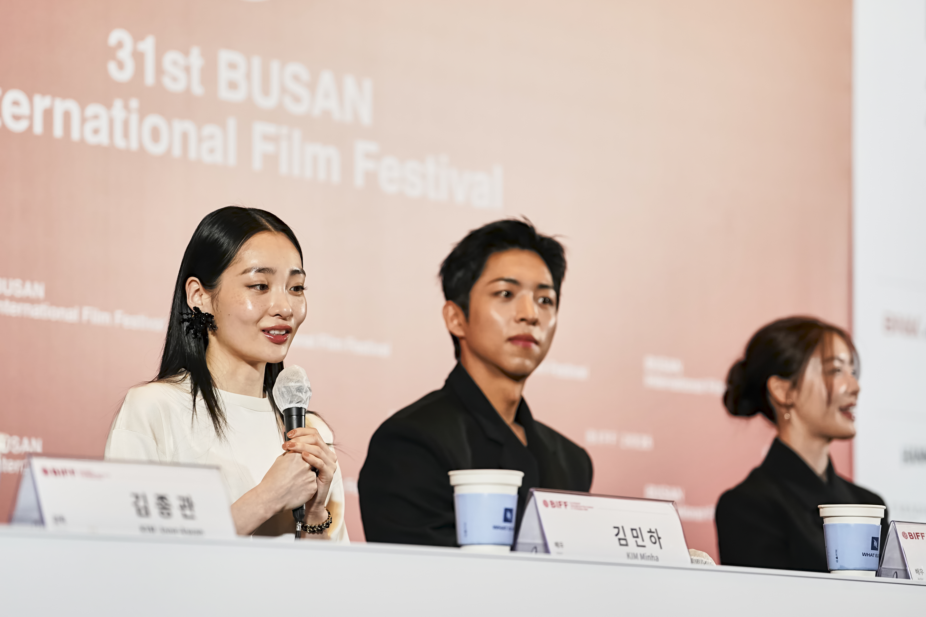 Aktris Kim Minha (kiri) berbicara dalam konferensi pers film pembuka Festival Film Internasional Busan ke-31, The Table: Day and Night, pada tanggal 6 Oktober 2026 di teater sedang Busan Cinema Center, Haeundae-gu, Busan.