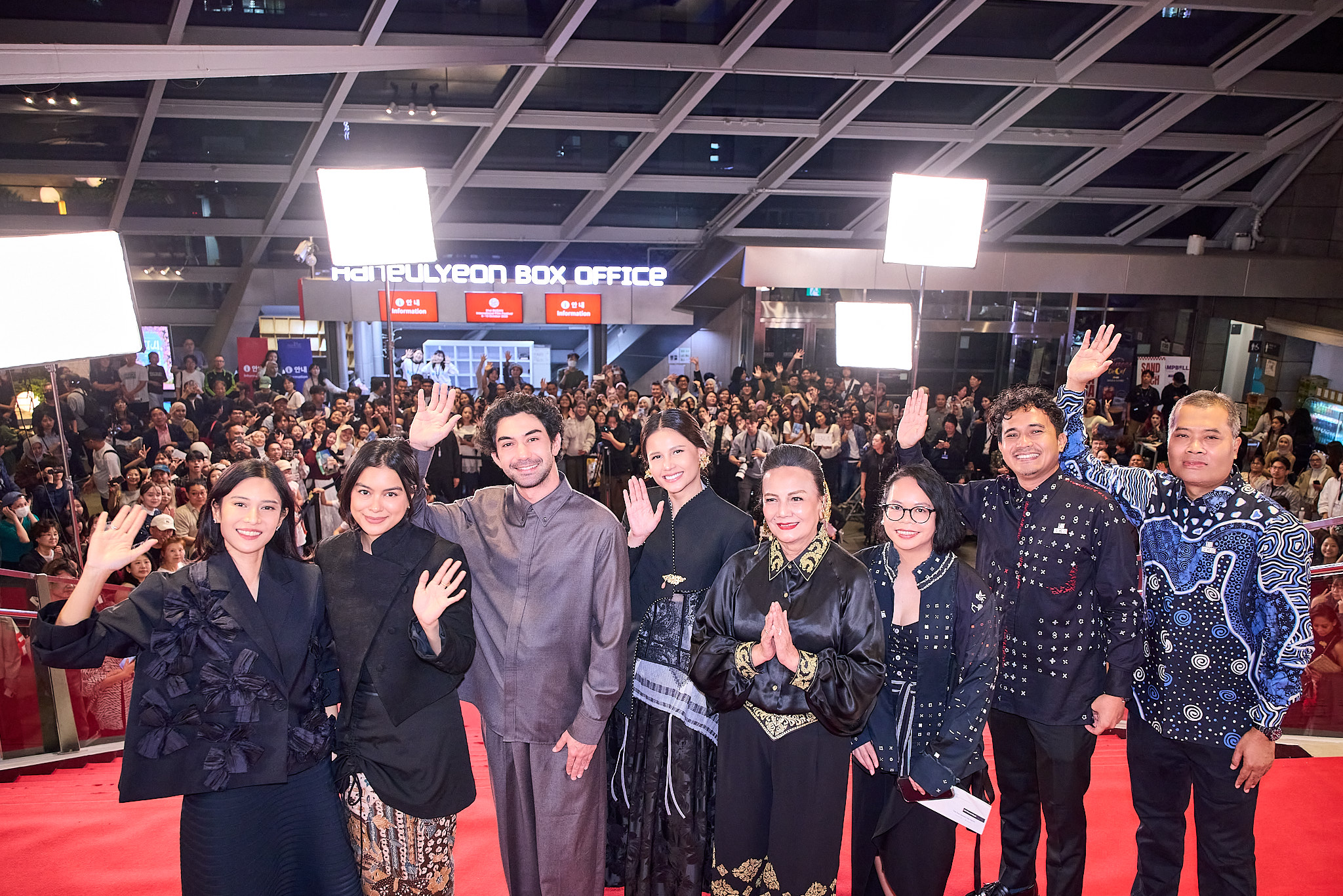 Sesi foto film Laut Bercerita dalam kategori kompetisi BIFF digelar pada tanggal 11 Oktober 2026 di Busan Cinema Center, Haeundae-gu, Busan.  