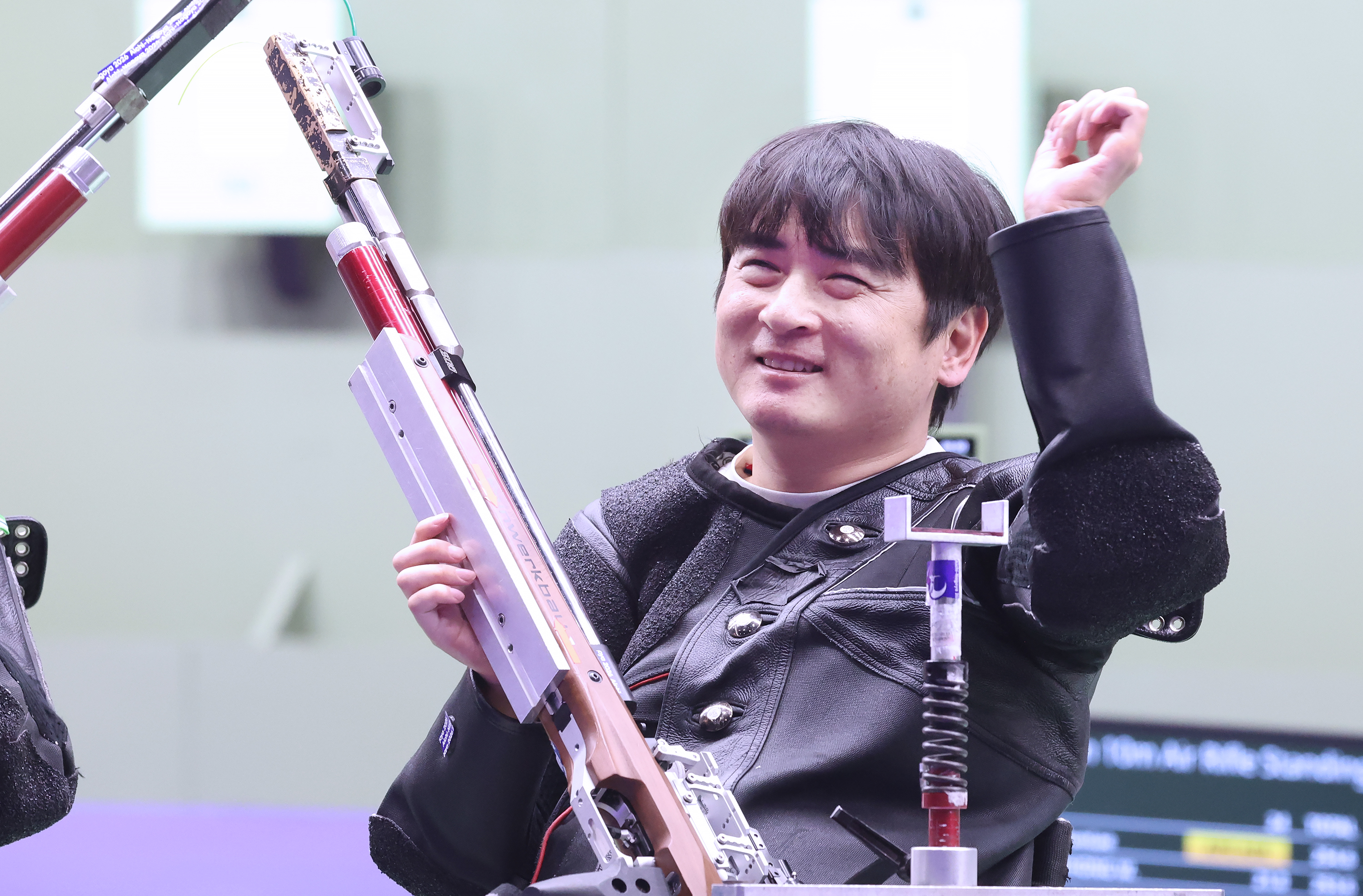 Seo Huntae meluapkan kegembiraan usai meraih medali emas pada nomor senapan angin 10 meter campuran posisi berdiri kelas SH2 di Asian Para Games Aichi-Nagoya 2026. Pertandingan digelar pada 19 Oktober 2026 di Lapangan Tembak Prefektur Aichi, Jepang. (Komite Paralimpiade Korea)