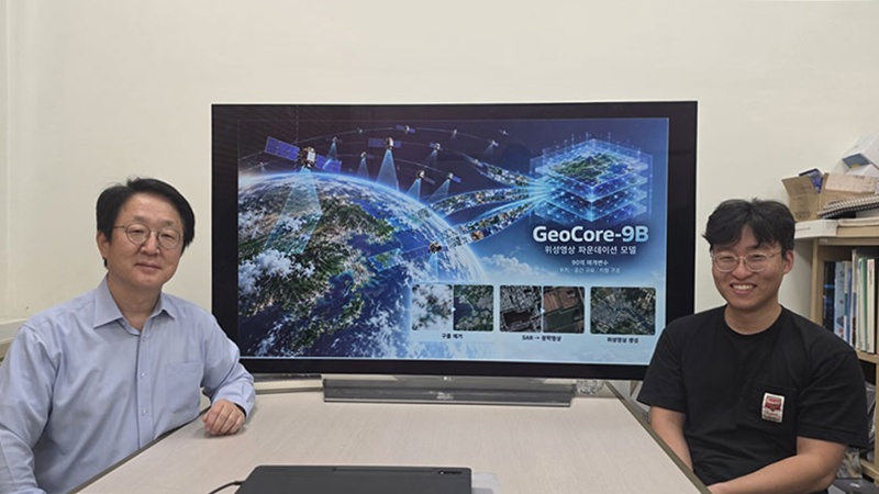 Tim peneliti Korea Advanced Institute of Science and Technology (KAIST) mengembangkan GeoCore-9B, model kecerdasan buatan yang dirancang khusus untuk menghasilkan, memulihkan, dan mengonversi citra satelit. Kim Munchurl (kiri) dari Departemen Teknik Elektro KAIST duduk berdampingan dengan Do Jeonghyeok di depan monitor besar yang menampilkan hasil penelitian mereka.