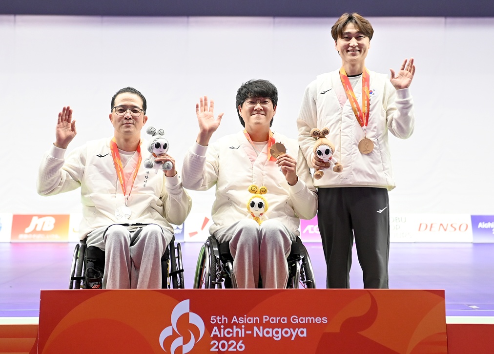Para atlet Korea berfoto bersama seusai menyapu bersih medali pada final nomor campuran senapan 50 meter posisi tiarap (kelas SH1) Asian Para Games Aichi-Nagoya 2026 pada tanggal 22 Oktober 2026 di Lapangan Tembak Prefektur Aichi, Jepang. Dari kiri ke kanan: Park Jinho (perak), Lee Jangho (emas), dan Hwang Jeongmin (perunggu).
