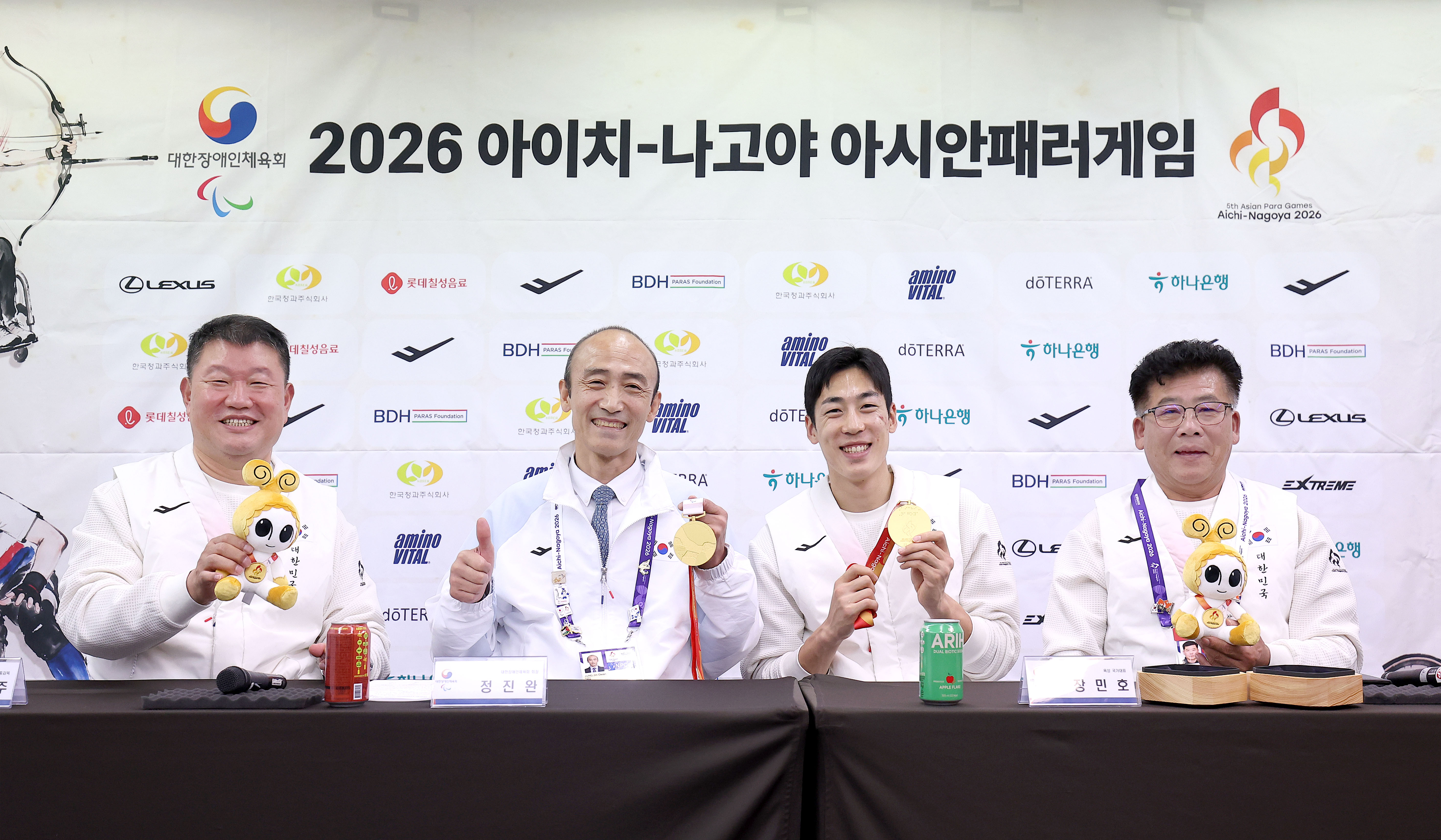Para peserta berfoto bersama dalam konferensi pers yang membahas capaian kontingen Korea di Asian Para Games Aichi-Nagoya 2026. Konferensi pers tersebut digelar pada tanggal 24 Oktober 2026 di Pusat Media Komite Paralimpiade Korea, Nagoya, Jepang. (Komite Paralimpiade Korea)
