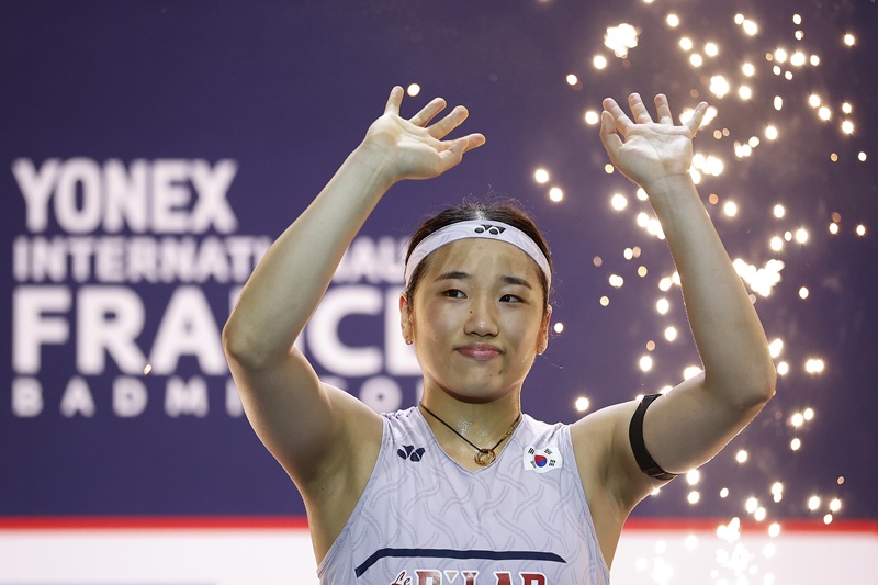 An Se Young tersenyum saat upacara penyerahan hadiah Prancis Terbuka pada tanggal 25 Oktober 2026 (waktu setempat) di Arena Grand Paris, Tremblay-en-France, Prancis. (Yonhap News)