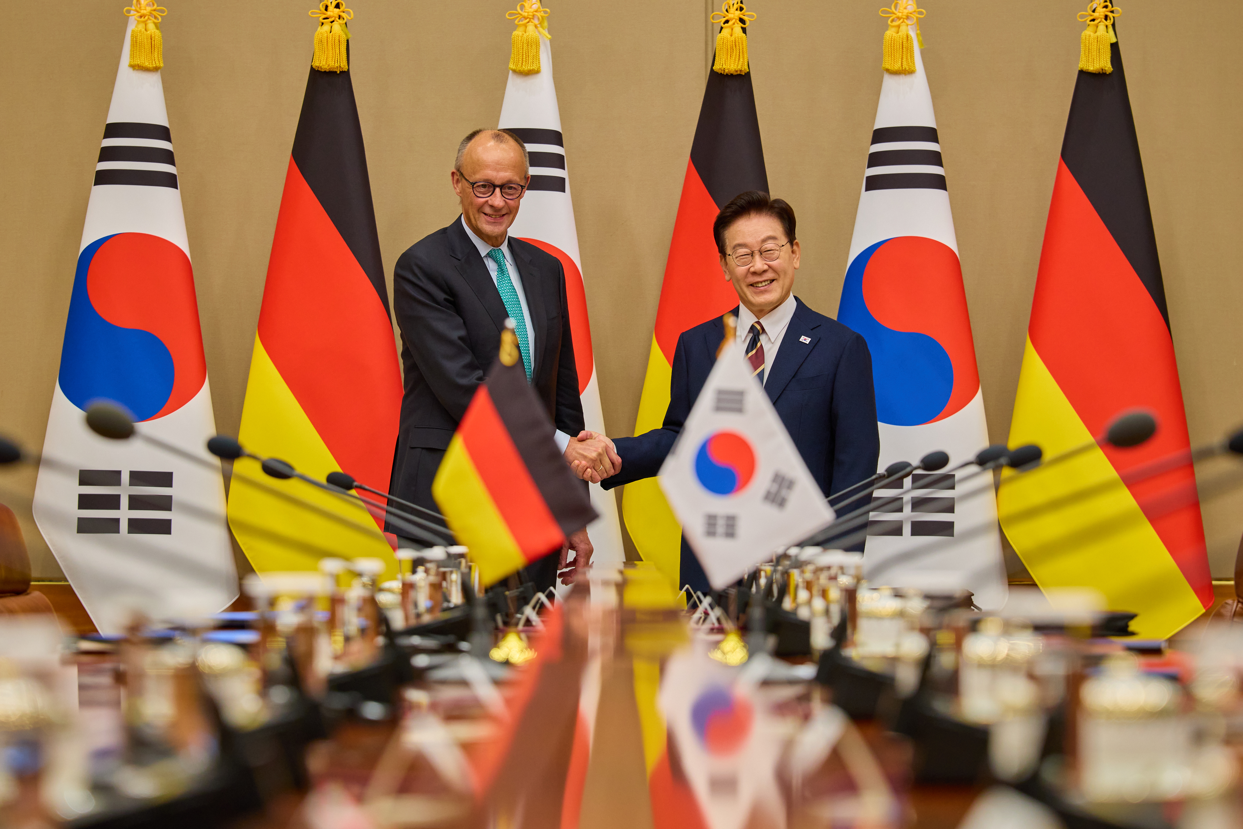 Presiden Lee Jae Myung (kanan) berjabat tangan dengan Kanselir Jerman, Friedrich Merz, menjelang KTT Korea-Jerman dalam format diperluas pada tanggal 29 Oktober 2026 di Cheong Wa Dae, Seoul.