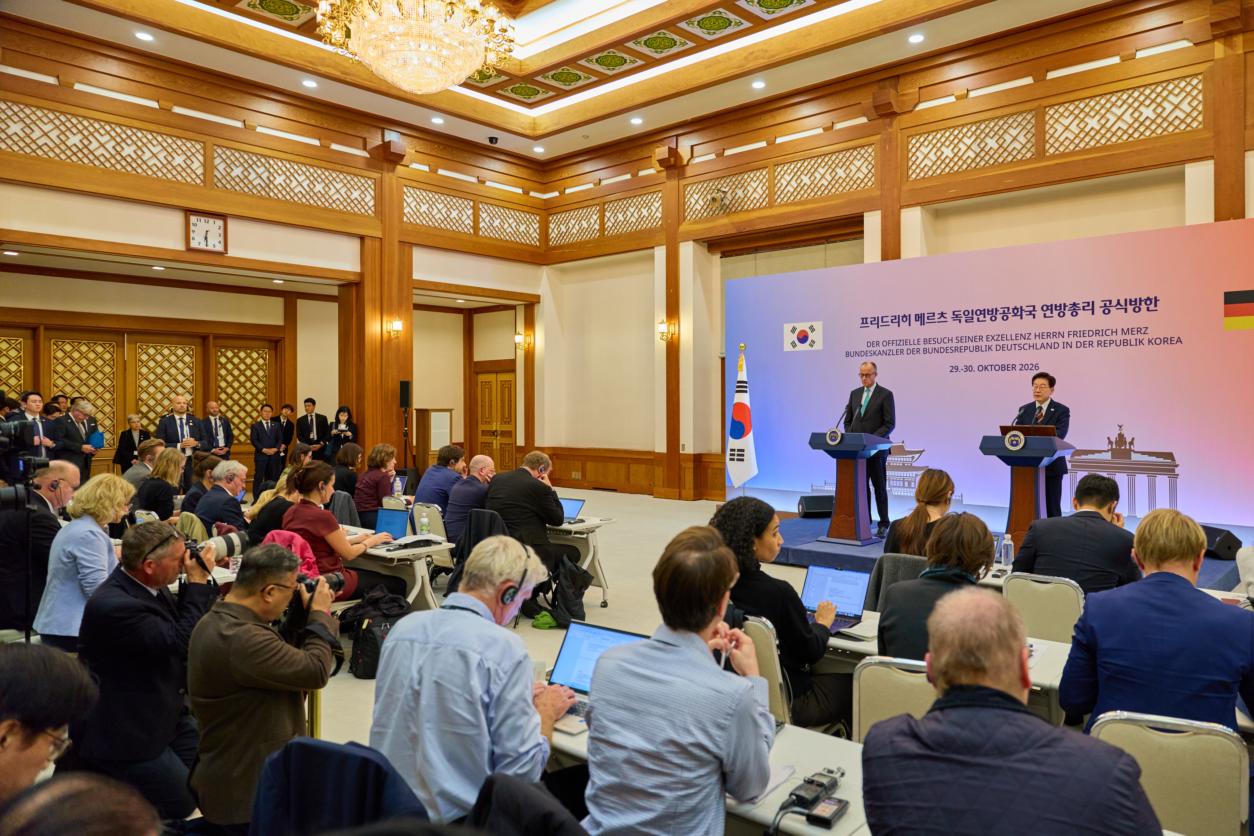 Presiden Lee Jae Myung (kanan) dan Kanselir Jerman, Friedrich Merz, menyampaikan pernyataan pers bersama pada tanggal 29 Oktober 2026 di Cheong Wa Dae, Seoul.