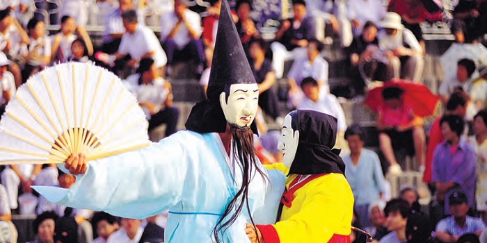 Festival tradisional yang diadakan di daerah Yeongdong dari bulan keempat sampai awal bulan kelima kalender lunar. Foto tersebut menunjukkan pertunjukan Topeng Gwanno selama Festival Gangneung Dano.