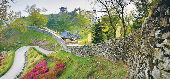 Benteng yang mengelilingi punggung dan lembah bukit di sepanjang Sungai Geumgang. Selama periode Baekje, benteng ini disebut Ungjinseong, tetapi setelah periode Goryeo, benteng ini disebut Gongsanseong.