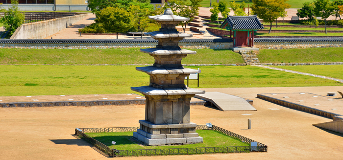 Kuil dari era Baekje di Dongnam-ri, Buyeo-eup. Di sana terdapat pagoda batu berlantai lima dan patung Buddha duduk.