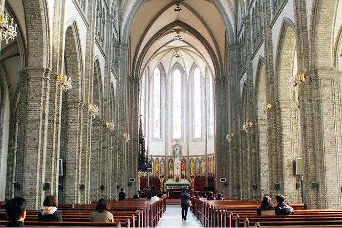 Interior Katedral Myeongdong yang terletak di Myeongdong, Kota Seoul.