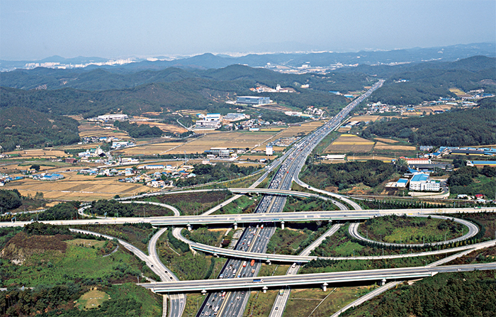 Jalan tol pertama yang menghubungkan Kota Seoul dan Kota Busan dibuka pada tahun 1970.