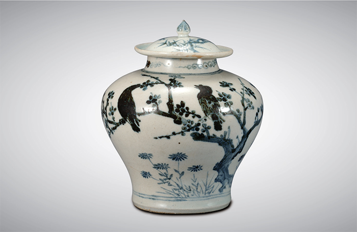 Guci keramik putih berpol a bunga plum, pohon bambu, dan burung (Joseon, abad ke-15)