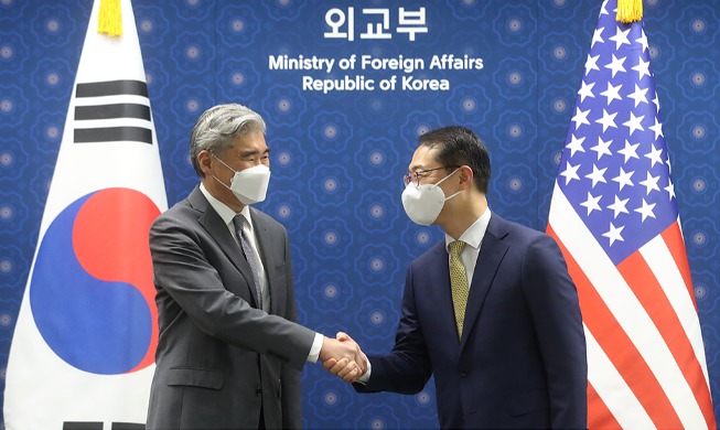Korsel-AS Kepala Perwakilan Nuklir Korea Utara yang Berjabat Tangan