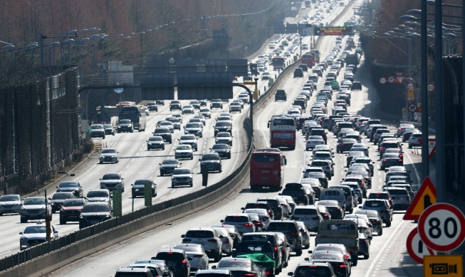 Jalan Tol Macet dengan Kendaraan yang Kembali ke Ibu Kota