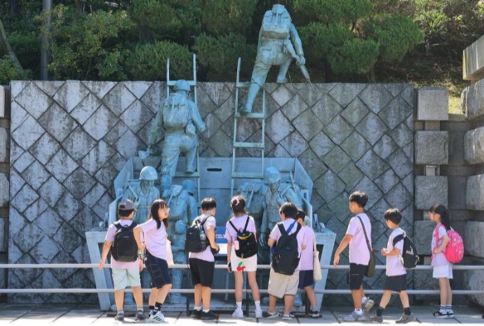 Para Siswa SD Kunjungi Museum Operasi Pendaratan Incheon