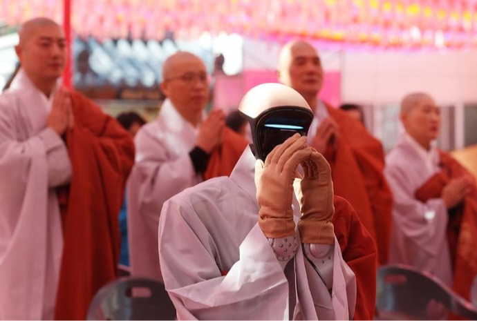 Salam Anjali Biksu Robot “Gabi”