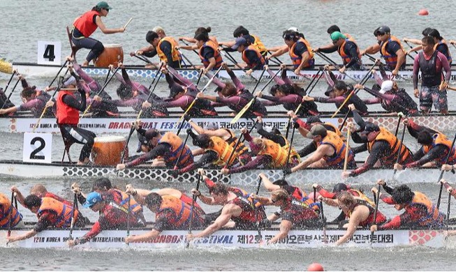 Gelaran Festival Perahu Naga di Busan