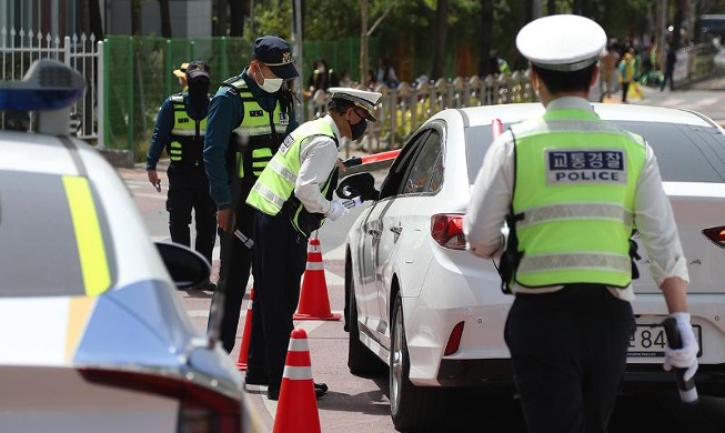 Polisi Lalu Lintas Razia Pengemudi Mabuk Pada Tengah Hari