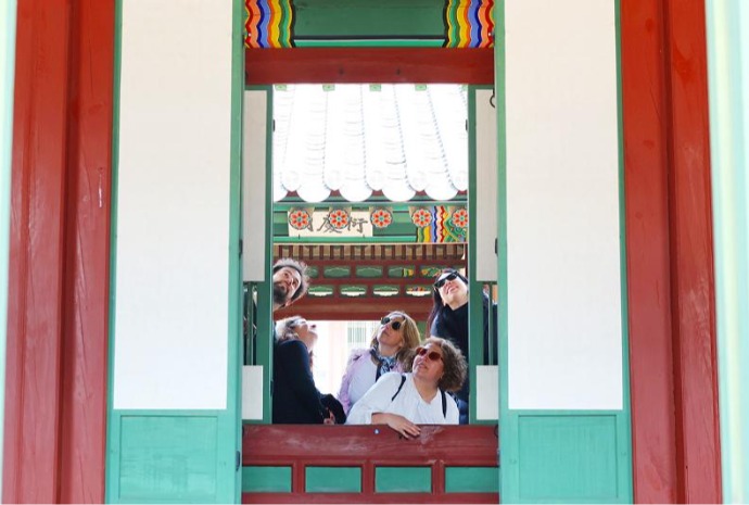 Wisatawan Asing Berfoto Bersama di Dalam Istana Changdeokgung