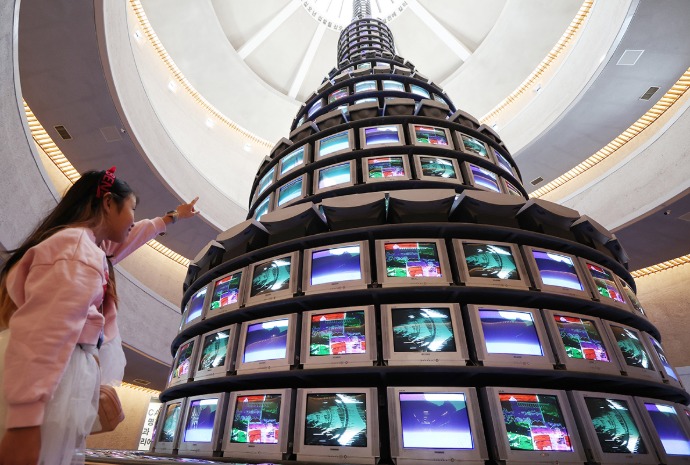 Seni Paik Namjune Terus Mengalir