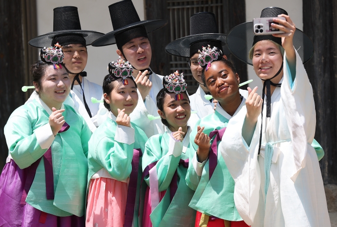 Para Mahasiswa Internasional Ikuti Upacara Kedewasaan Tradisional Korea