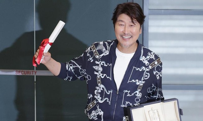 Song Kang-ho yang Menerima Penghargaan Aktor Terbaik di Cannes Kembali Ke Rumah dengan Kejayaan