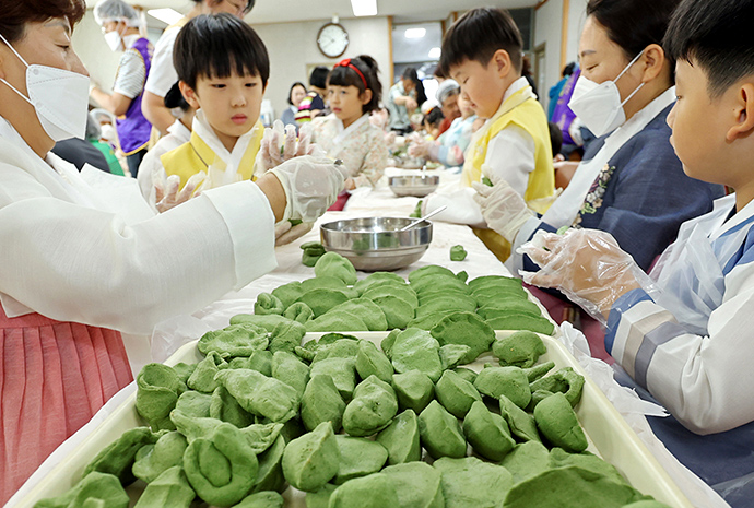 Anak-anak Belajar Membuat Songpyeon